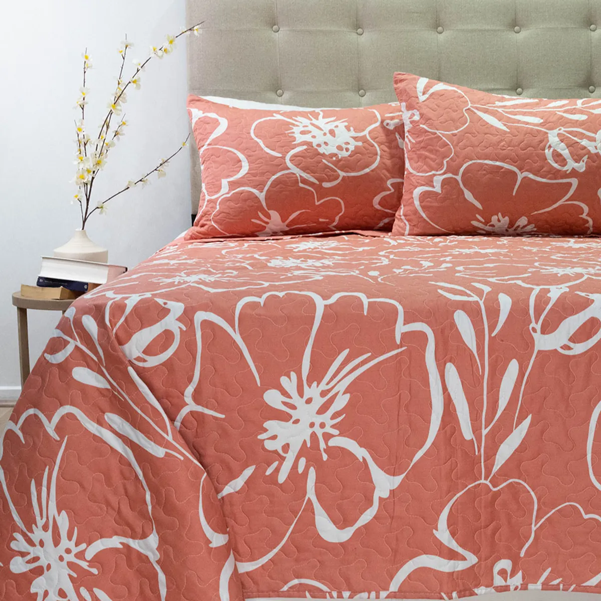 DORAL - CUBRECAMA QUILT STITCHY ESTAMPADO FLOR CORAL Y BLANCO DORAL 1.5 PLAZA