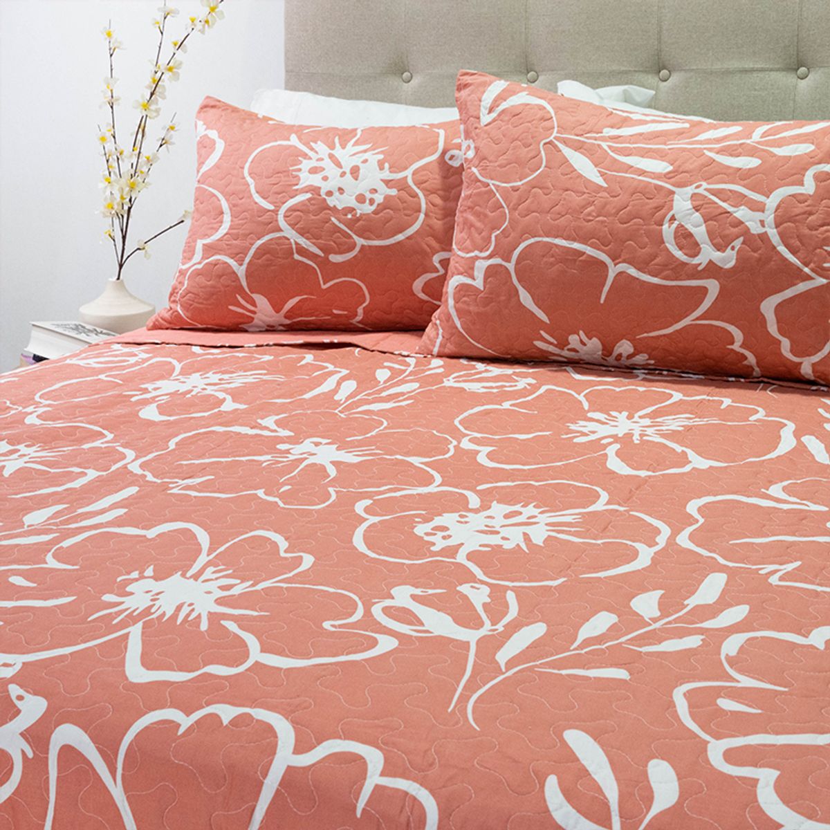 DORAL - CUBRECAMA QUILT STITCHY ESTAMPADO FLOR CORAL Y BLANCO DORAL 1.5 PLAZA