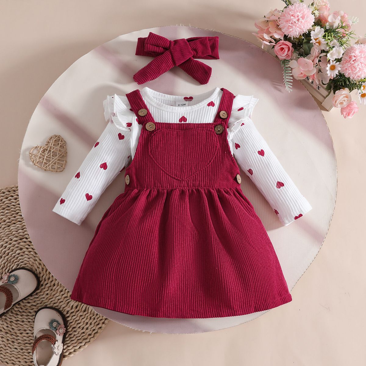CHINA - Conjunto De 3 Prendas Body Manga Larga Estampado De Corazon + Jardinera Cotele Burdeo Y Lazo CJ135