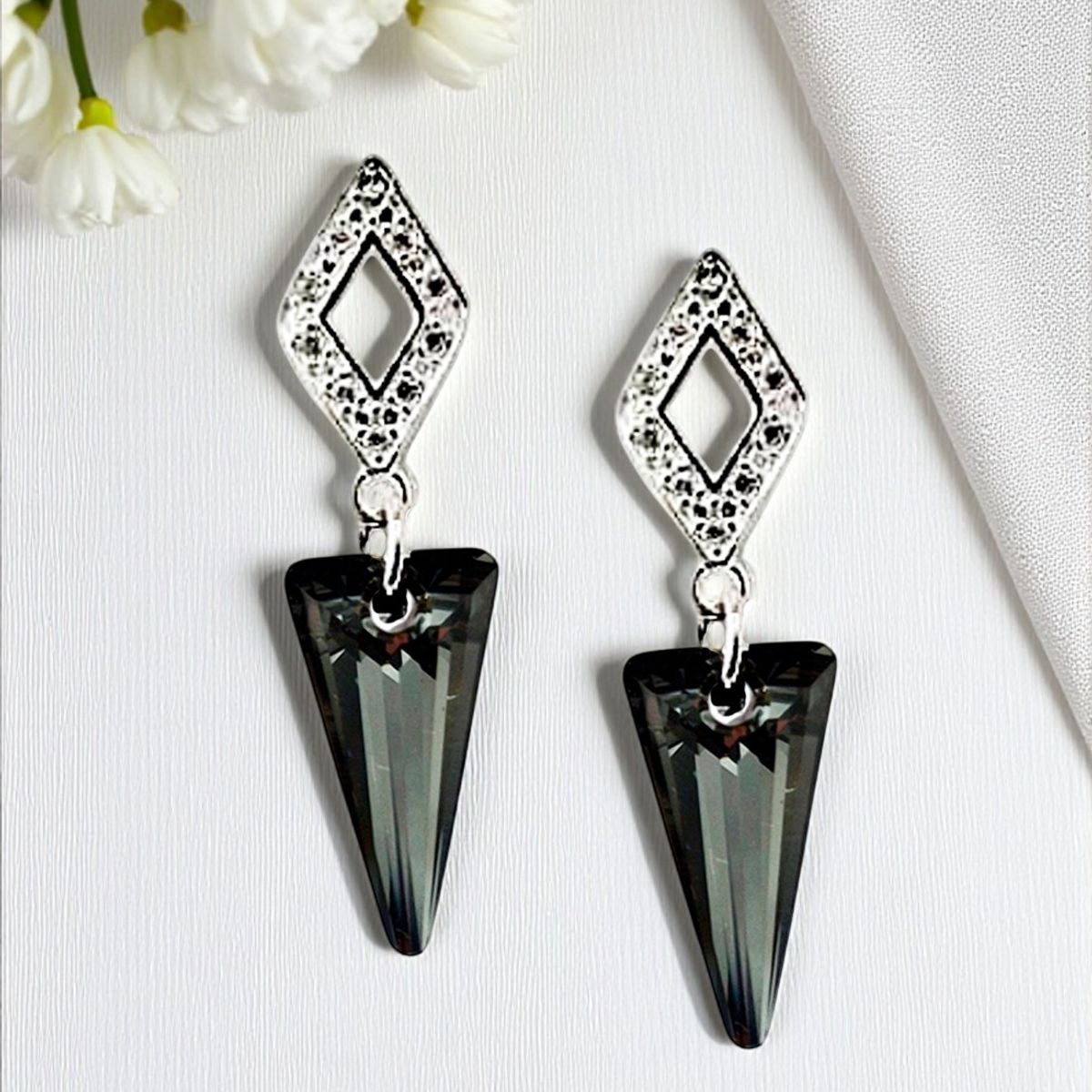 JOYAS MONTERO - Aros Roma Baño de Oro Blanco Creado con Cristal Swarovski® Silver Night