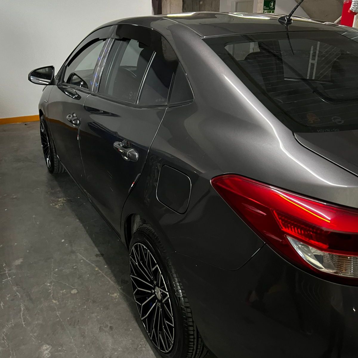 GENERICO - Bota Aguas de Acrílico 2mm plano Negro Brillante a Medida para auto Toyota Yaris E 2019