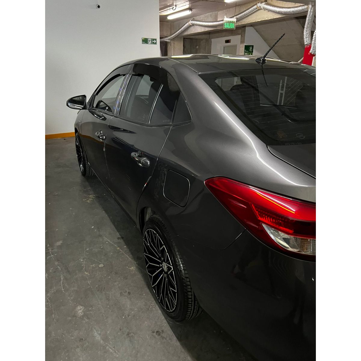 GENERICO - Bota Aguas de Acrílico 2mm plano Negro Brillante a Medida para auto Toyota Yaris E 2019