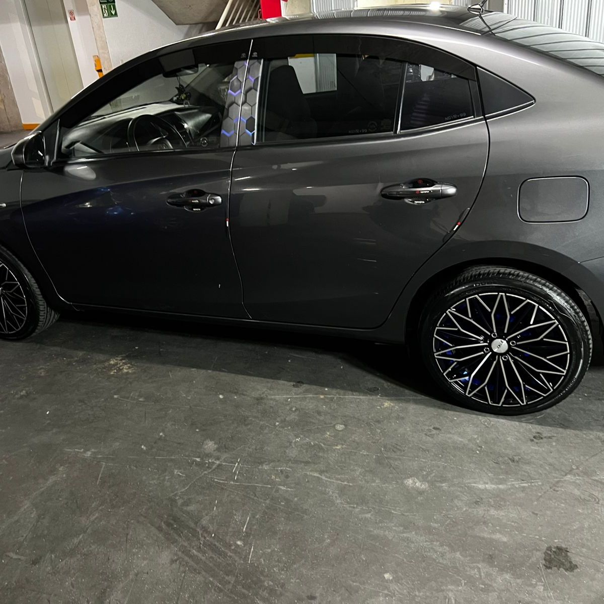 GENERICO - Bota Aguas de Acrílico 2mm plano Negro Brillante a Medida para auto Toyota Yaris E 2019