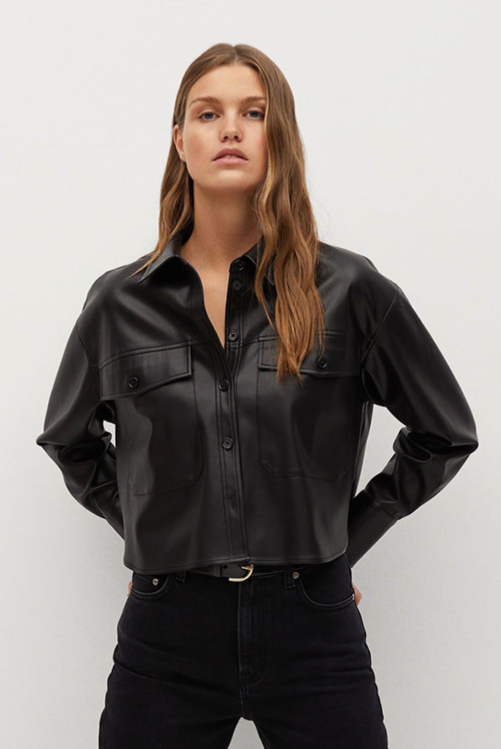 MANGO - Blusa Ecocuero Crop Cargo Mujer