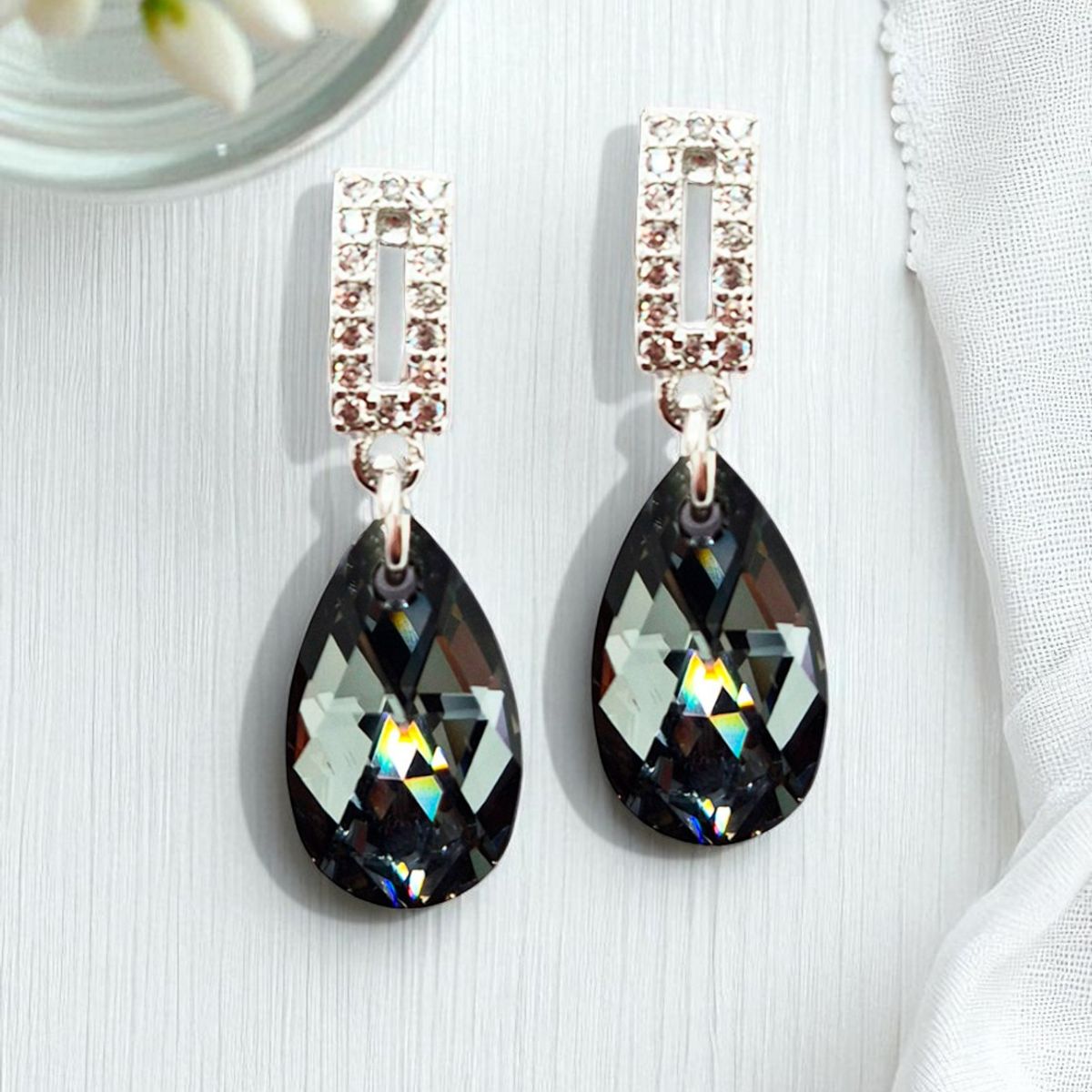 JOYAS MONTERO - Aros Palermo Baño de Oro Blanco Creado con Cristal Swarovski® Silver Night