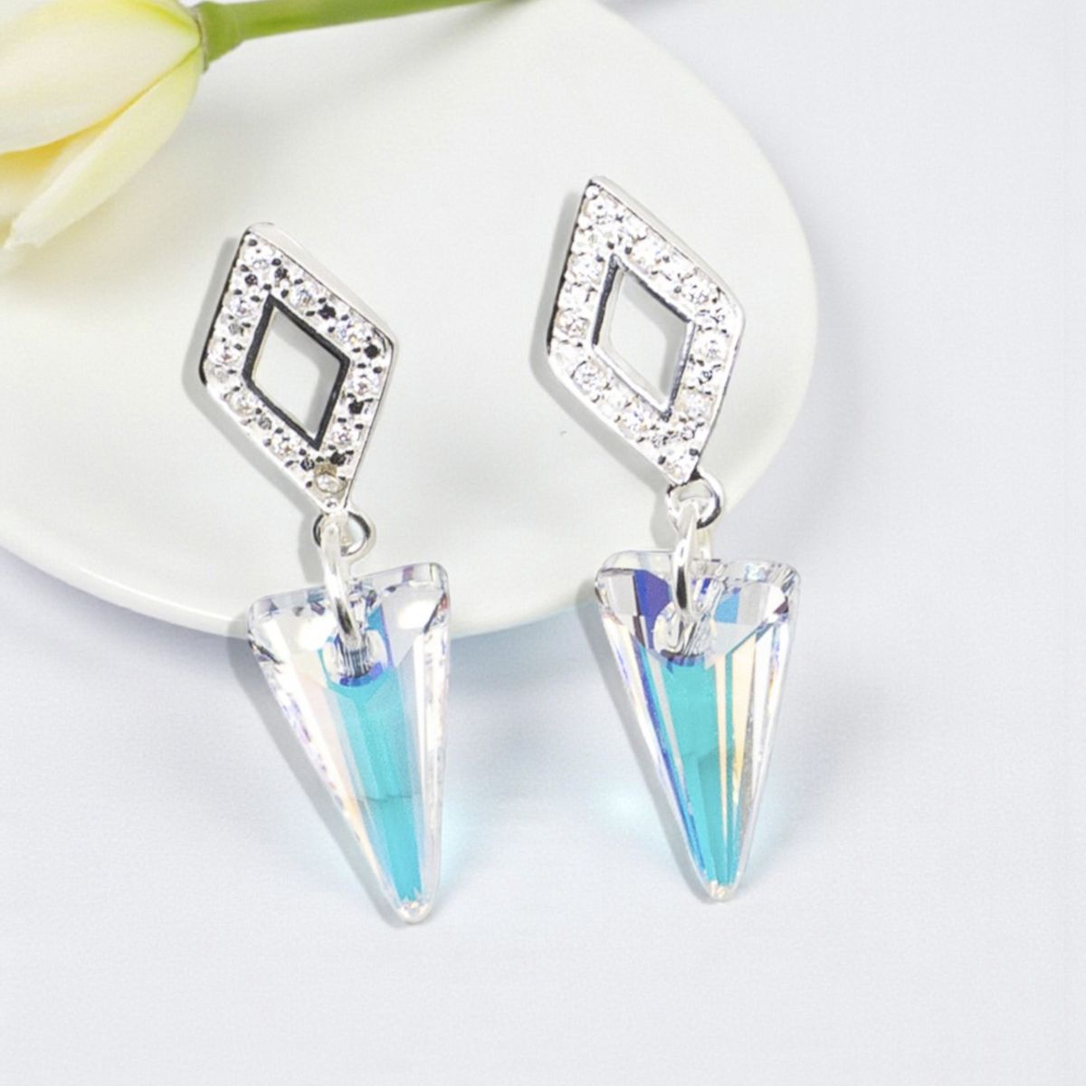 JOYAS MONTERO - Aros Roma Baño de Oro Blanco Creado con Cristal Swarovski® Aurora Boreal