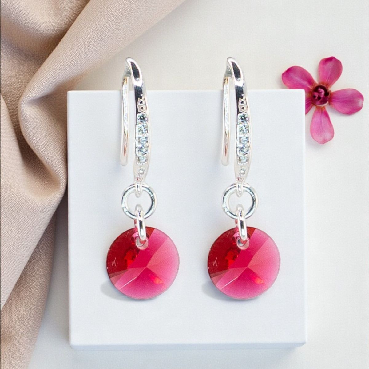 JOYAS MONTERO - Aros Sofia Baño Oro Blanco Creado con Cristal Swarovski® Scarlet