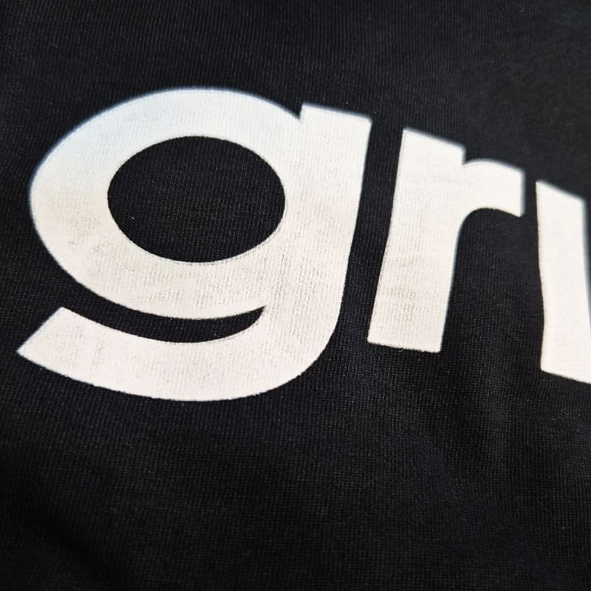 GRIZZLY - Polera Hombre Grizzly Griptape Lowercase Fadeaway Negro Letras Blancas