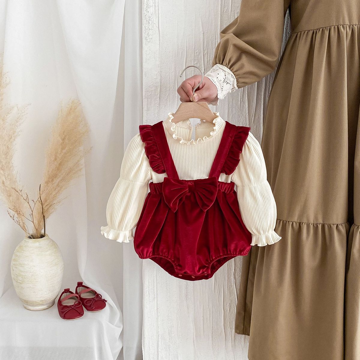 CHINA - Conjunto Para Niña De 2 Prendas Polera Manga Larga Colar Crema + Overol Aterciopelado Burdeo CJ121