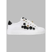 Zapatillas blancas con aplicaciones florales y detalles metálicos