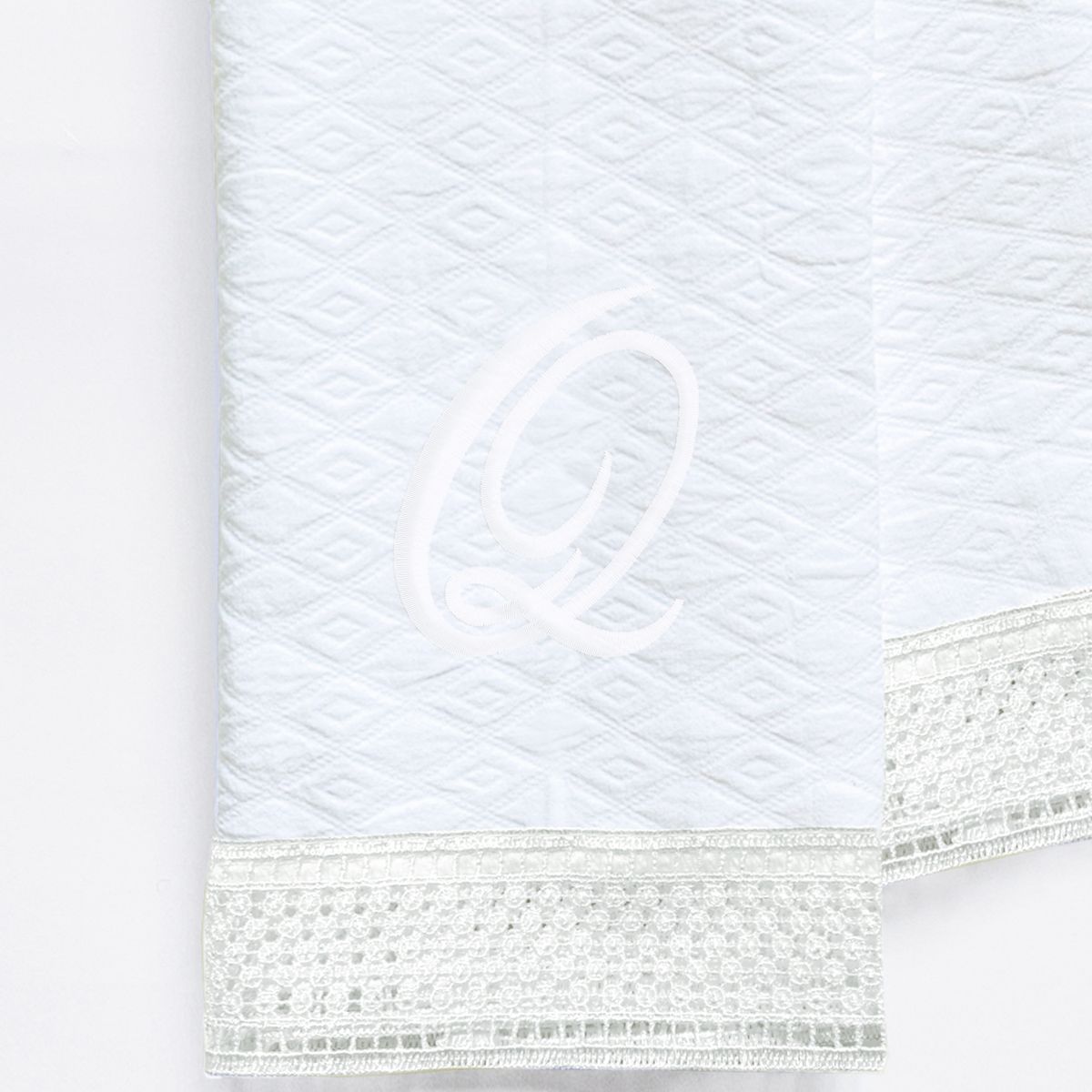 NINA HERRERA - Toalla de Visita Piqué Rombos Letra Q Blanco