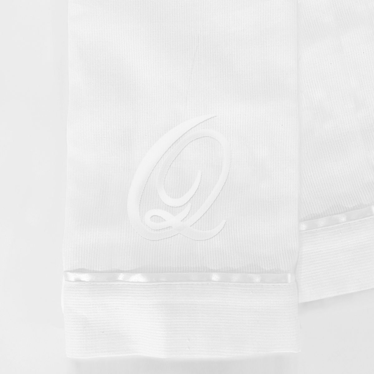 NINA HERRERA - Toalla de Visita Piqué Bordada Letra Q Blanco