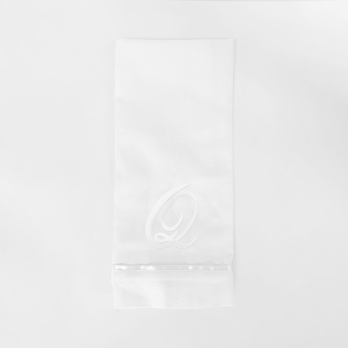 NINA HERRERA - Toalla de Visita Piqué Bordada Letra Q Blanco