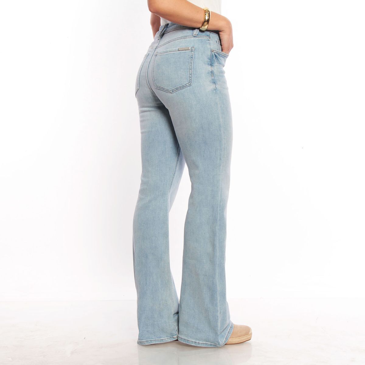 WADOS - JEANS FLARE TIRO ALTO PRETINA BASICA 1 BOTON