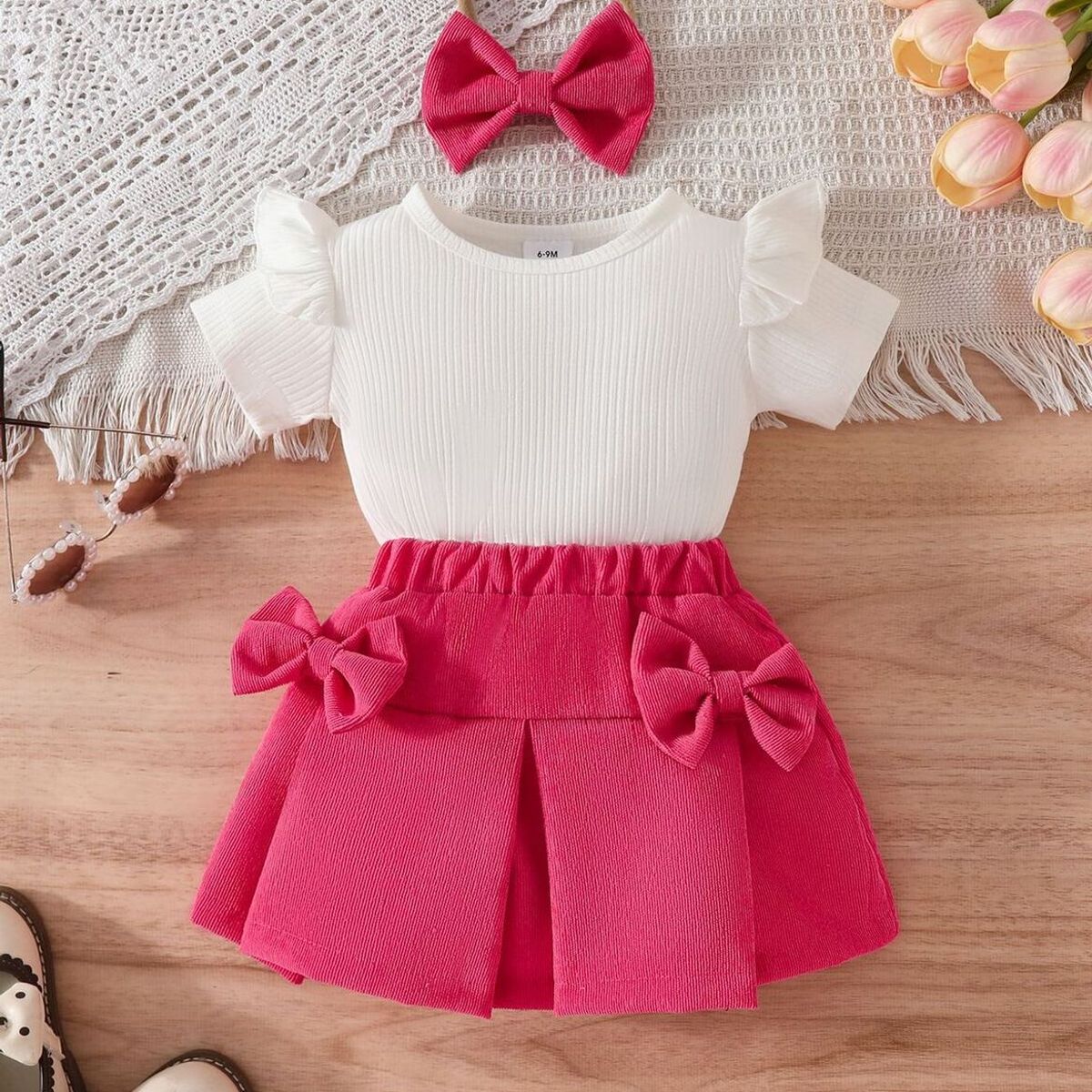 CHINA - Conjunto Para Niña De 3 Prendas Polera Blanco Manga Corta + Falda Y Lazo Cotele Fucsia CJ028