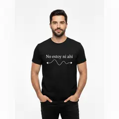 TRIPLE PLAY - Polera De Algodón Con Frase Chilena NO ESTOY NI AHI