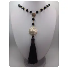 CAT JOYAS - Collar de Onix con mandala enchapado en oro y borla de seda