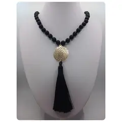 CAT JOYAS - Collar de Onix con mandala enchapado en oro y borla de seda