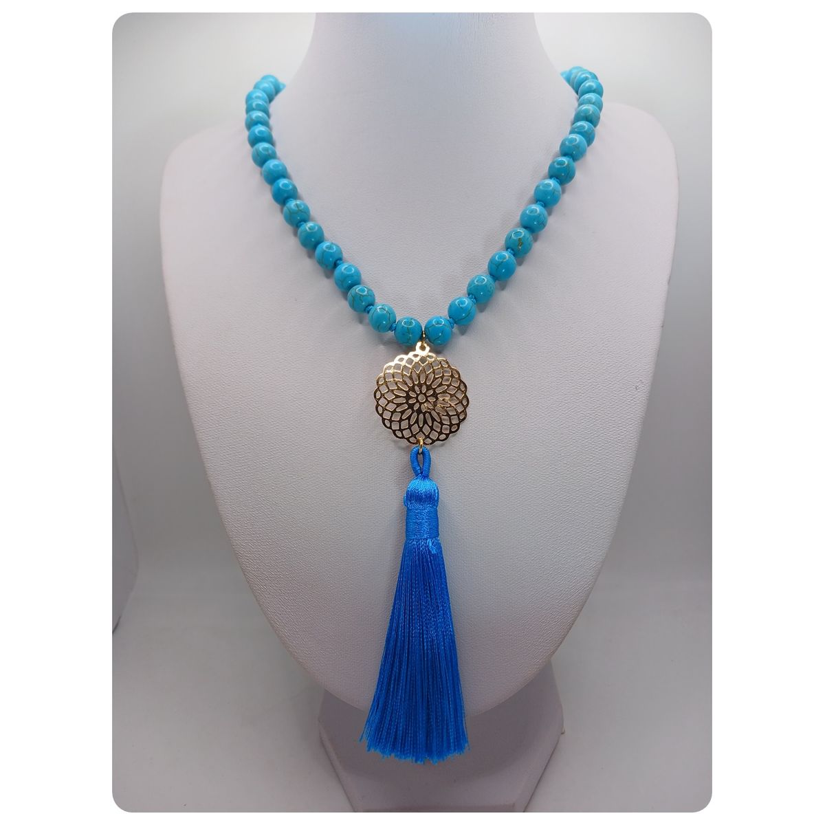 CAT JOYAS - Collar de turquesa con mandala  enchapada en oro y  borla de seda