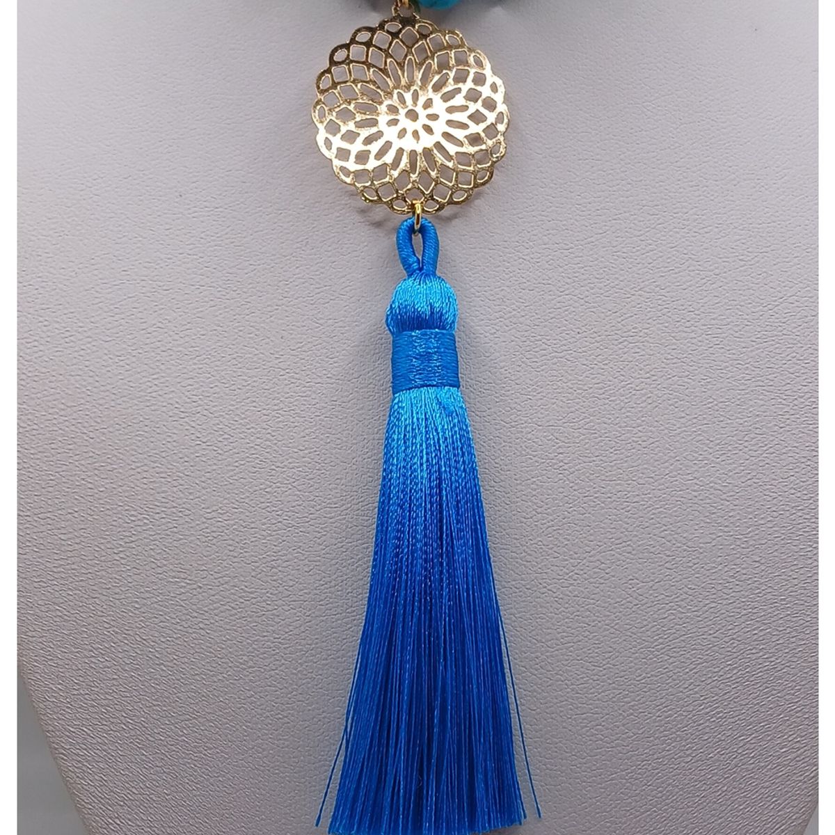 CAT JOYAS - Collar de turquesa con mandala  enchapada en oro y  borla de seda