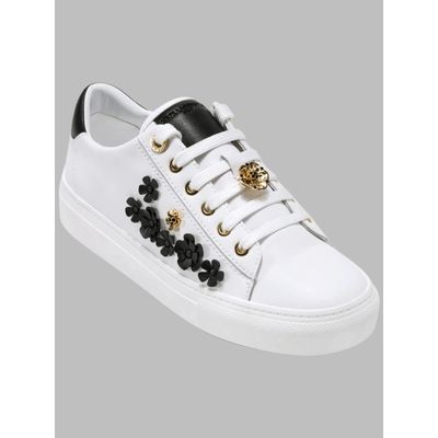 Imagen 2 del producto Zapatillas blancas con aplicaciones florales y detalles metálicos