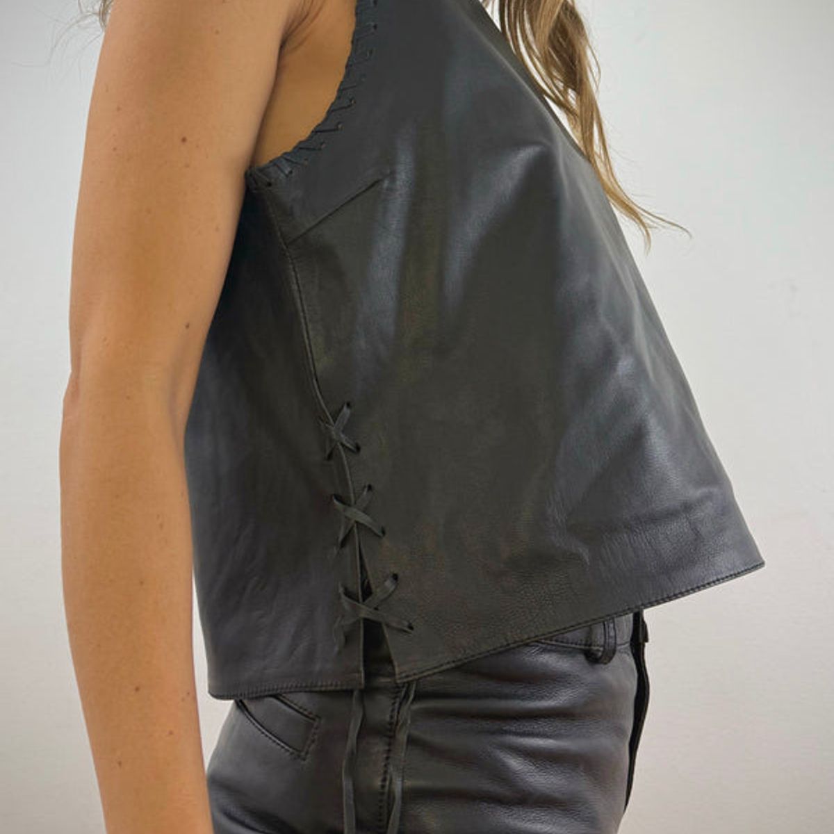 HER - Polera de cuero negra