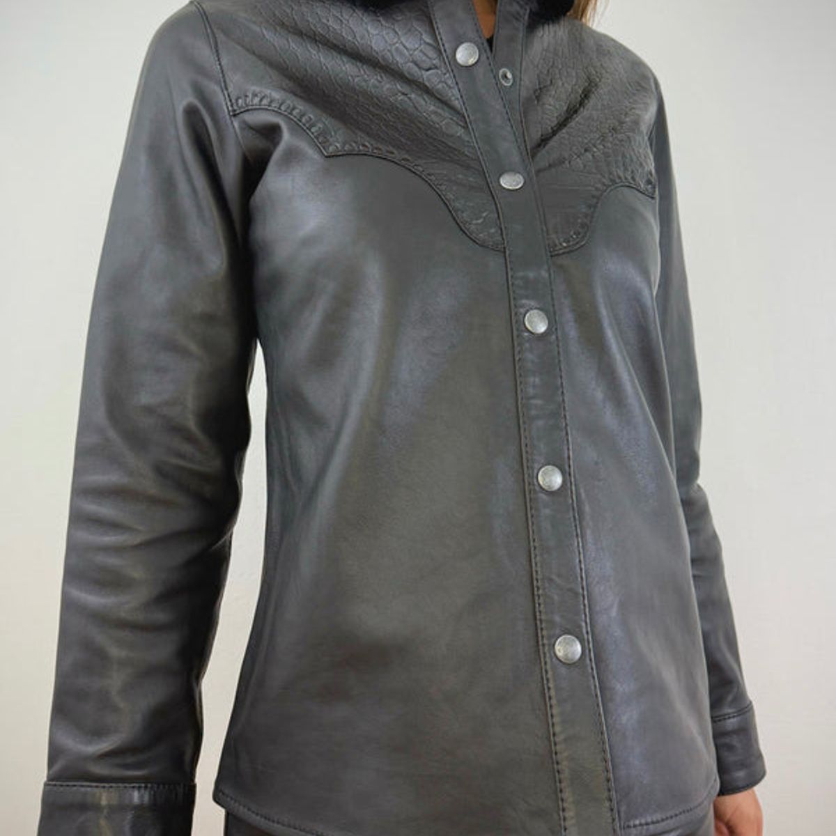 HER - Camisa de cuero negra