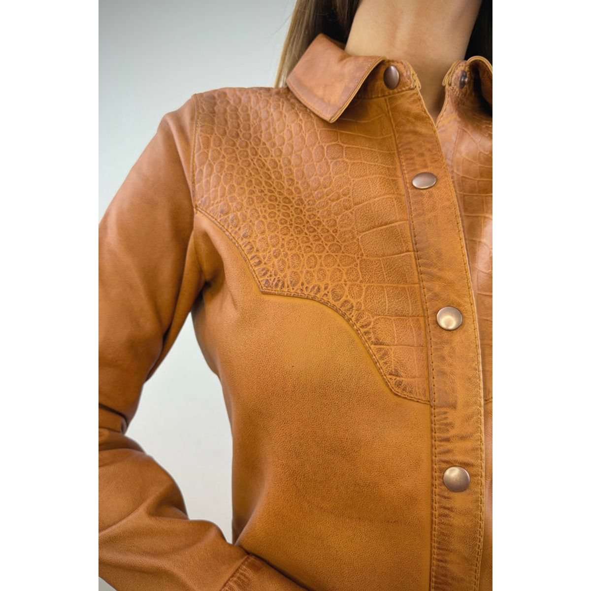 HER - Camisa de cuero color Camel