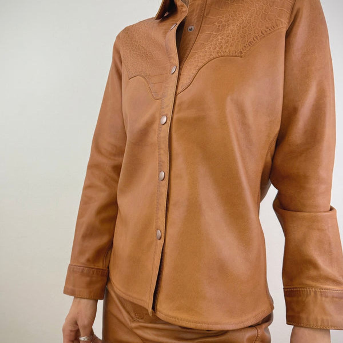 HER - Camisa de cuero color Camel