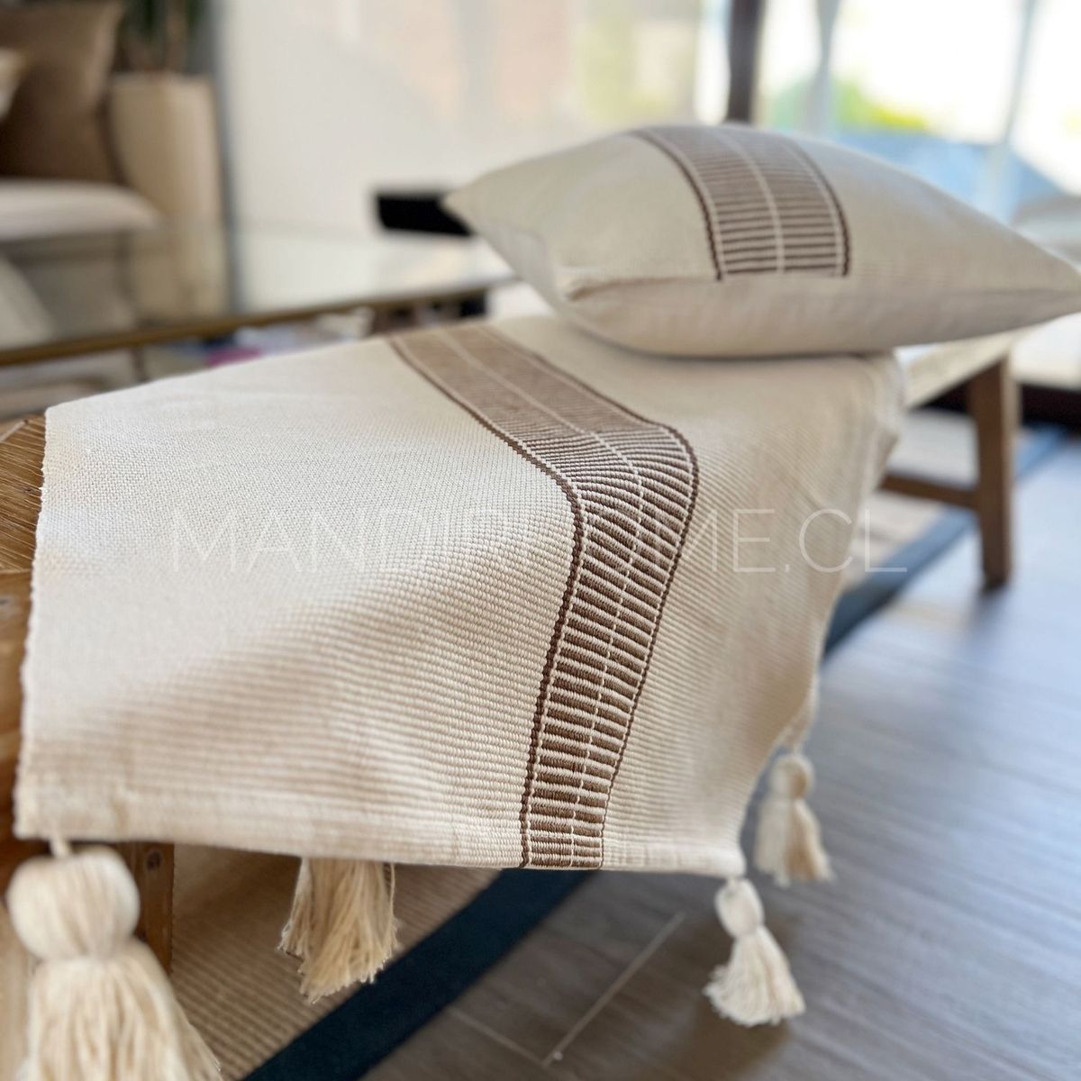 MANDIRHOME - Set Piecera Origen Café Tejido Borla 210x60cms + 2 Fundas Cojín 45x45 cms