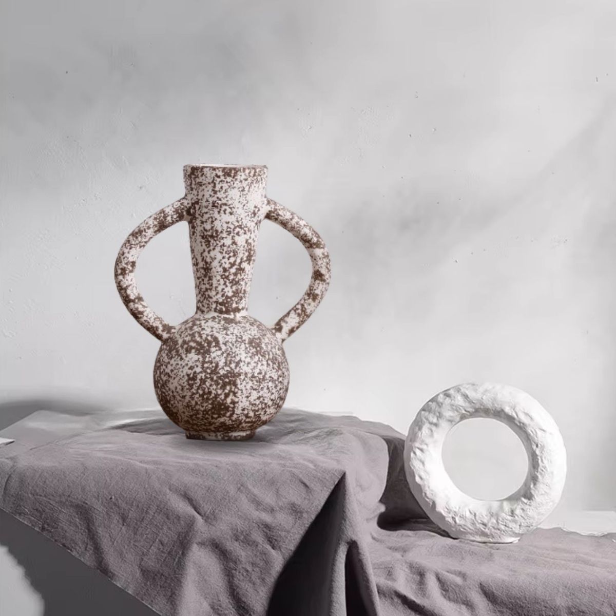 SANTU HOME & DECO - Set Jarrón y Figura Deco Cerámica Kora Origenes