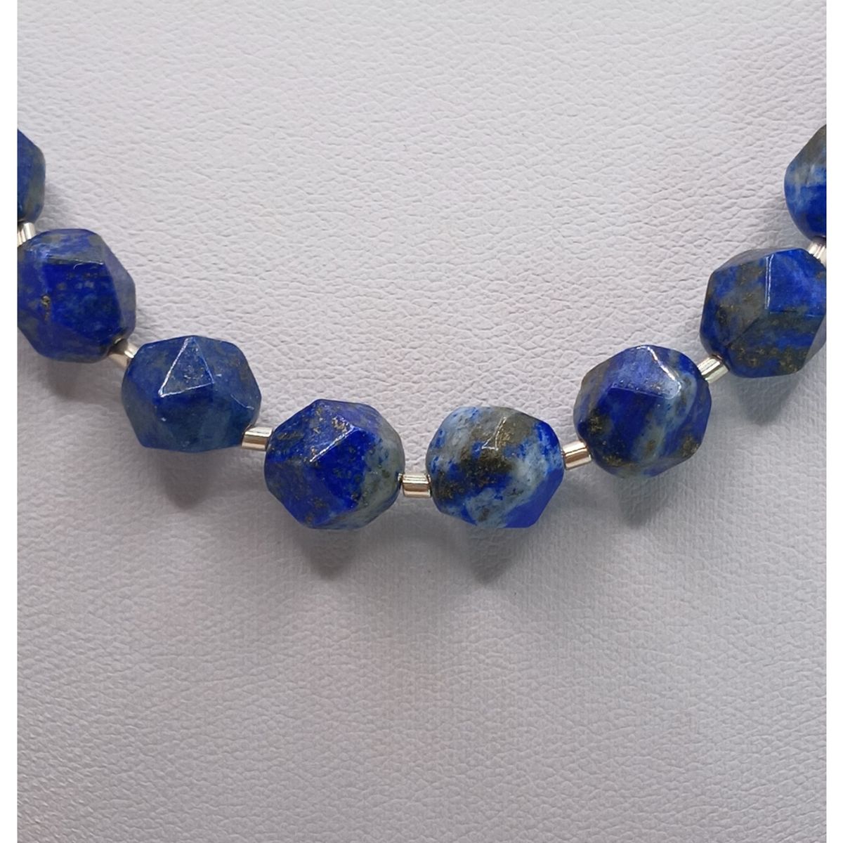 CAT JOYAS - Collar de lapislázuli facetado de 10mm con plata fina 925