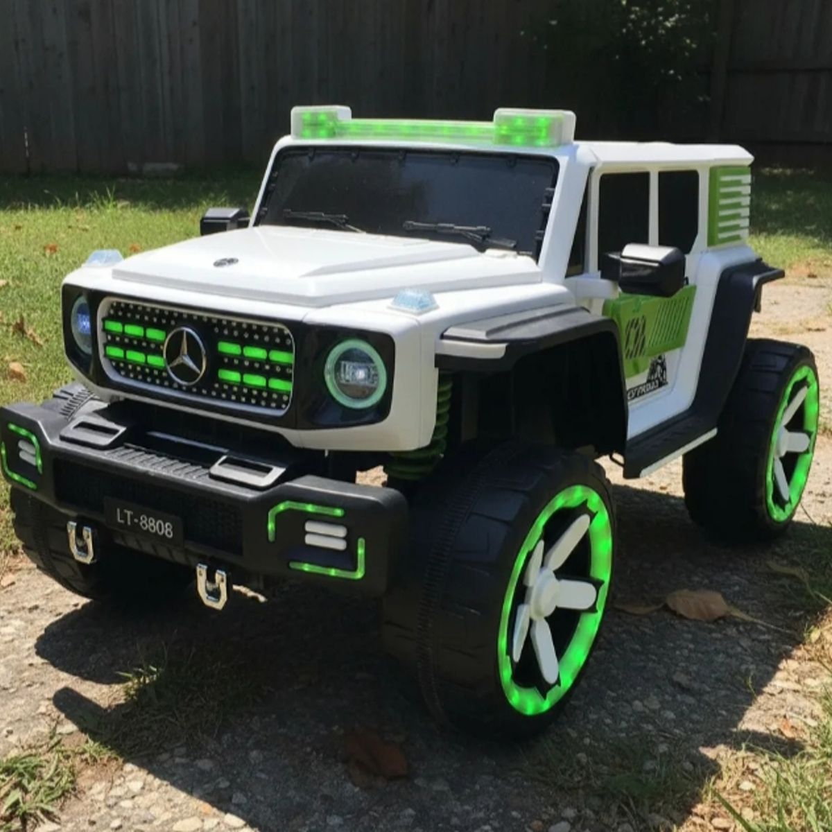 GENERICO - Auto A Bateria 12v Jeep Con Control Remoto Blanco 8808