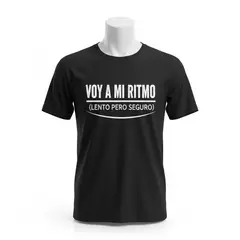 TRIPLE PLAY - Polera De Algodón Con Frase Chilena VOY A MI RITMO