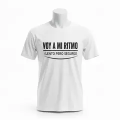 TRIPLE PLAY - Polera De Algodón Con Frase Chilena VOY A MI RITMO