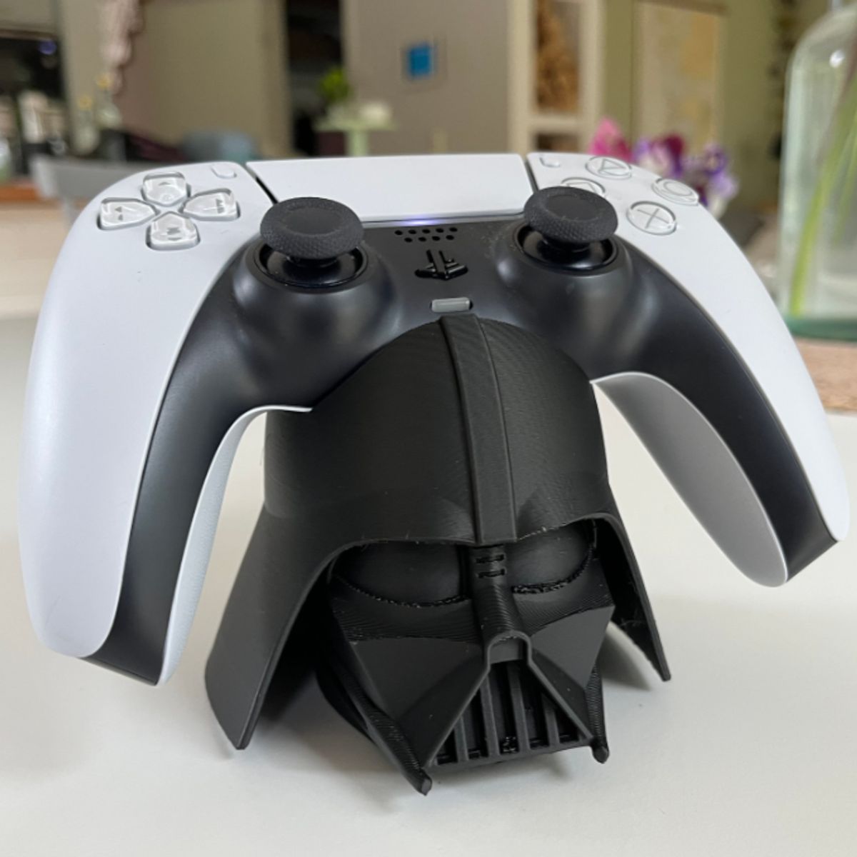 GENERICO - Soporte para mando PS5 forma de Darth Vader Blanco
