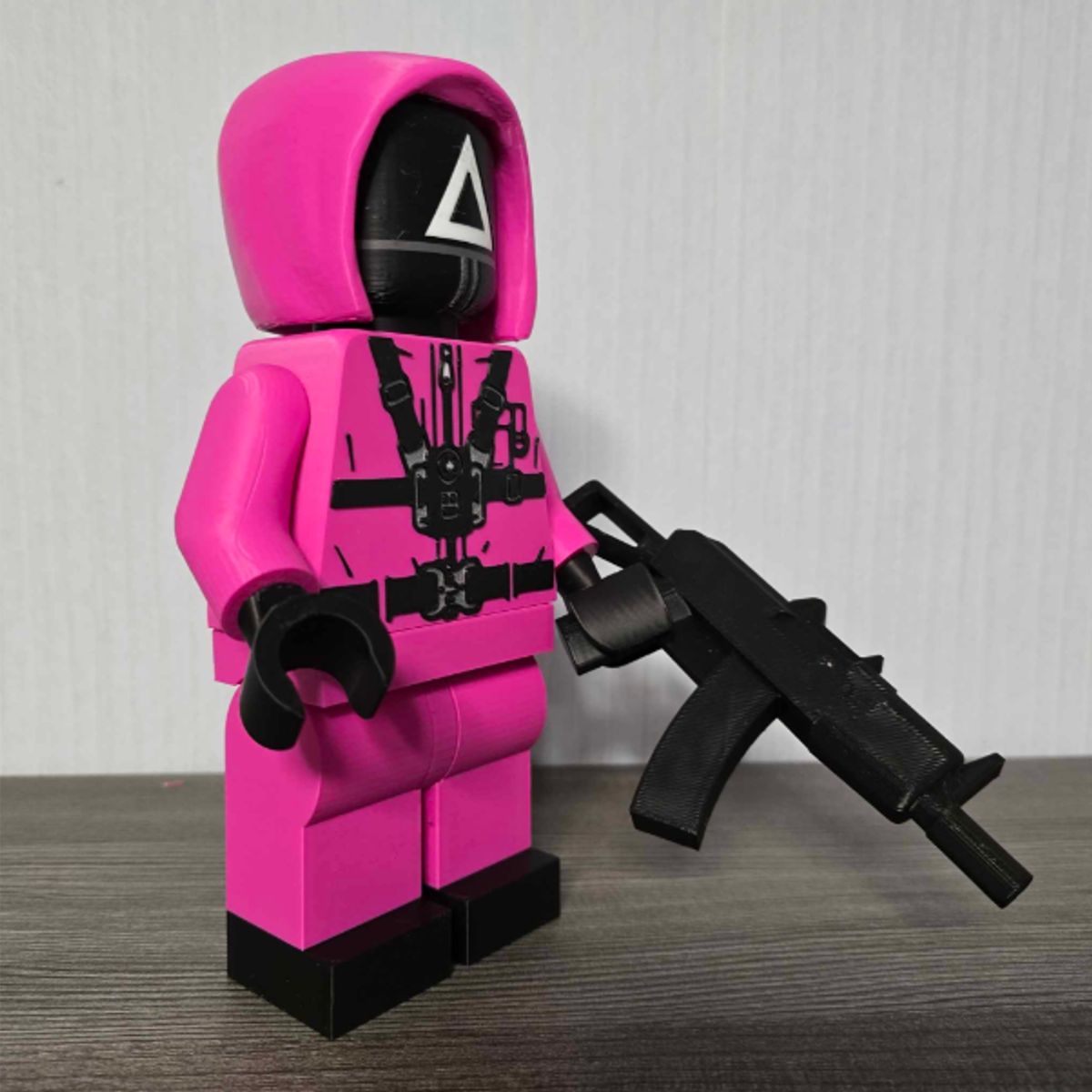 GENERICO - Squid Game Guardia Triángulo - Figura decorativa