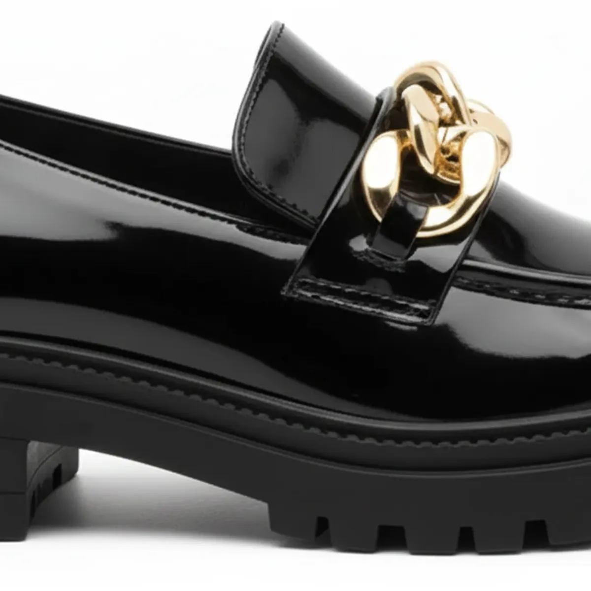 BOVINITA - Mocasín Mujer Charol Negro Con Cadena Oversize Dorada
