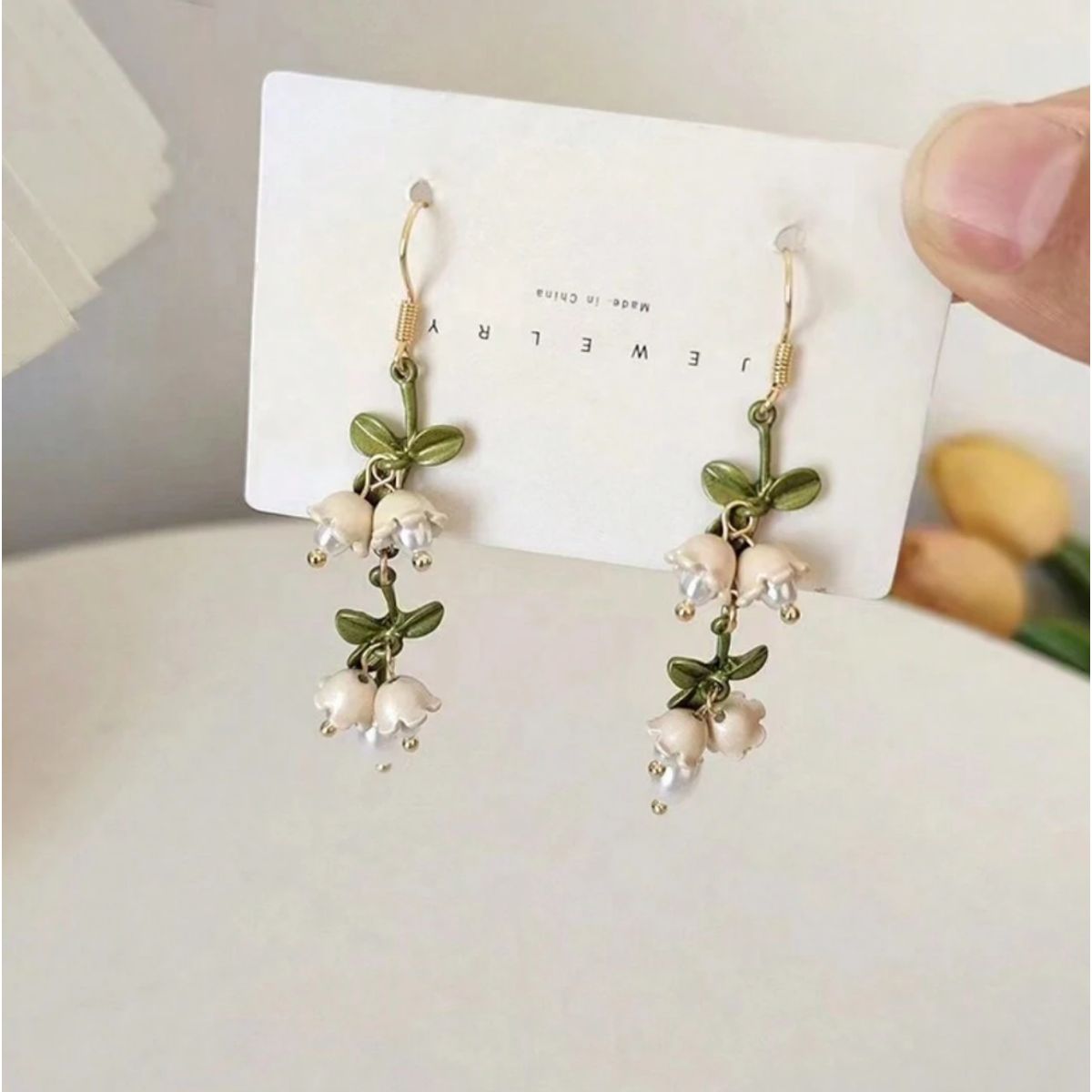 KIRAMA CLOTHING STORE - Aros Colgantes con Diseño de Lirio del Valle