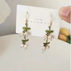 KIRAMA CLOTHING STORE - Aros Colgantes con Diseño de Lirio del Valle