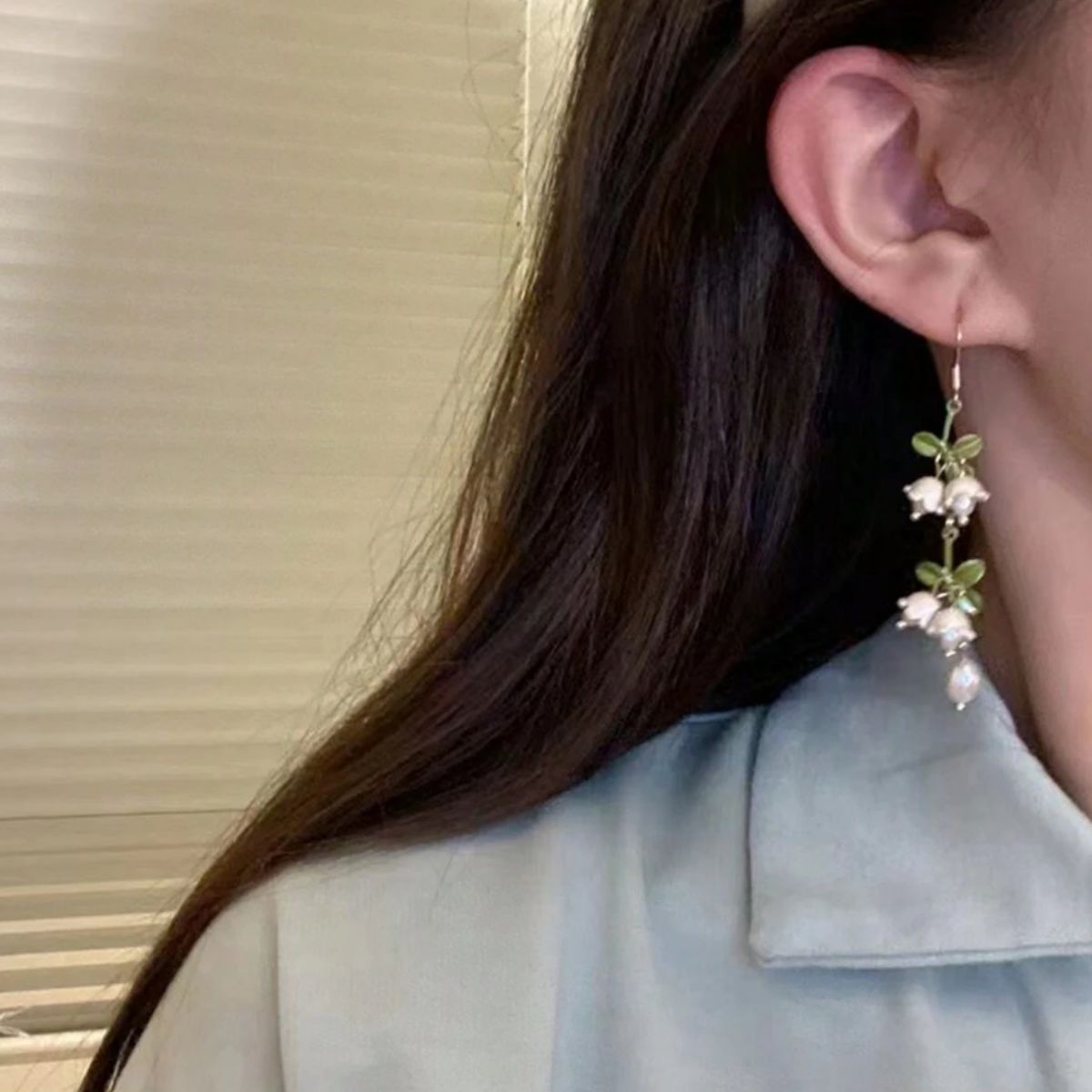 KIRAMA CLOTHING STORE - Aros Colgantes con Diseño de Lirio del Valle