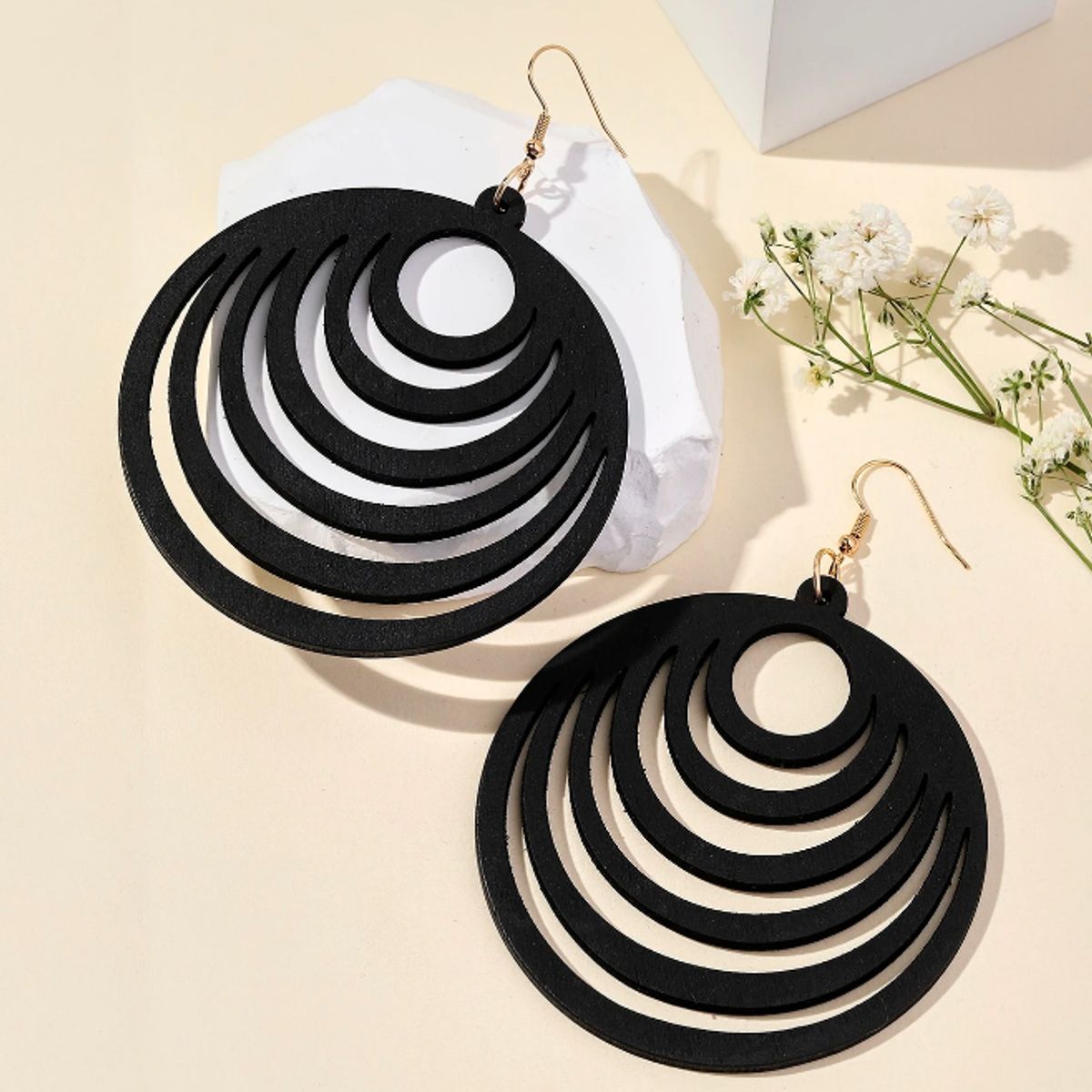 KIRAMA CLOTHING STORE - Aros Colgantes Negros con Diseño Escalonado