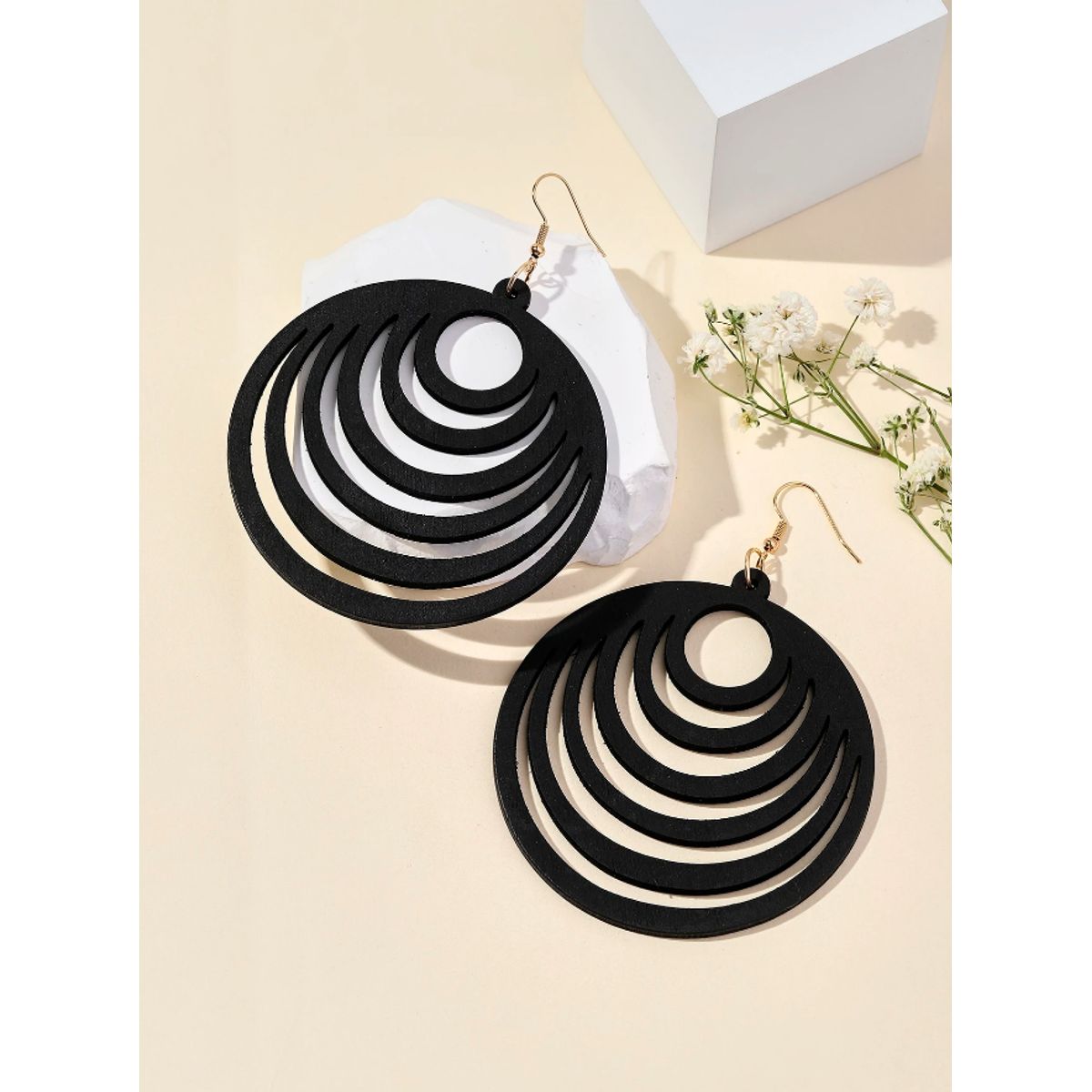 KIRAMA CLOTHING STORE - Aros Colgantes Negros con Diseño Escalonado