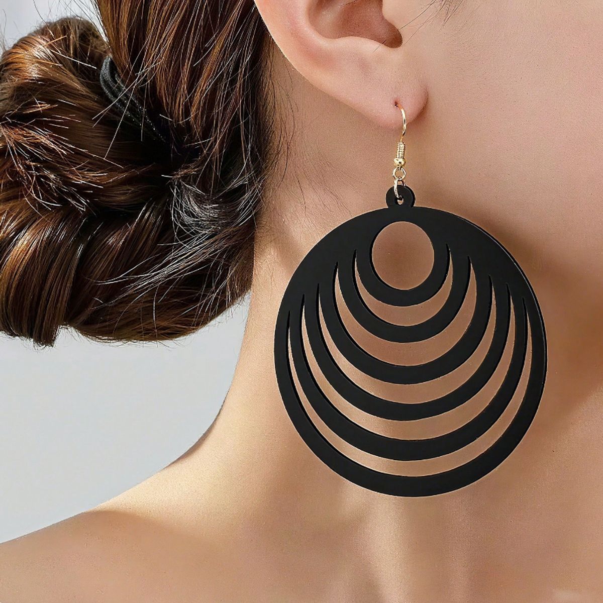 KIRAMA CLOTHING STORE - Aros Colgantes Negros con Diseño Escalonado