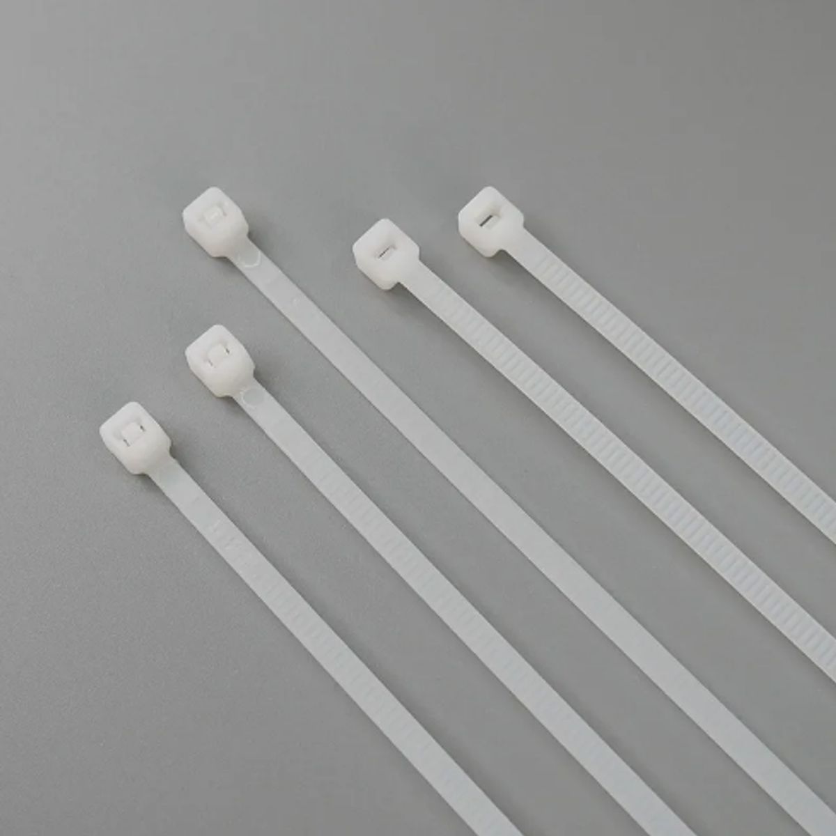 Brida Amarra Abrazadera Plástica 4.8mmx550mm 100 Unds, marca GENERICO - Foto Principal