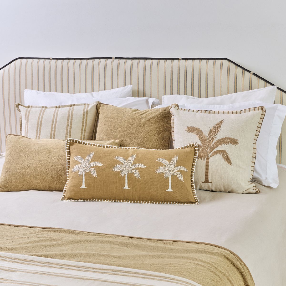 LOUNGE - Cojín Funda Lavable Palmeras Street 30 x 60 cm Camel LOUNGE