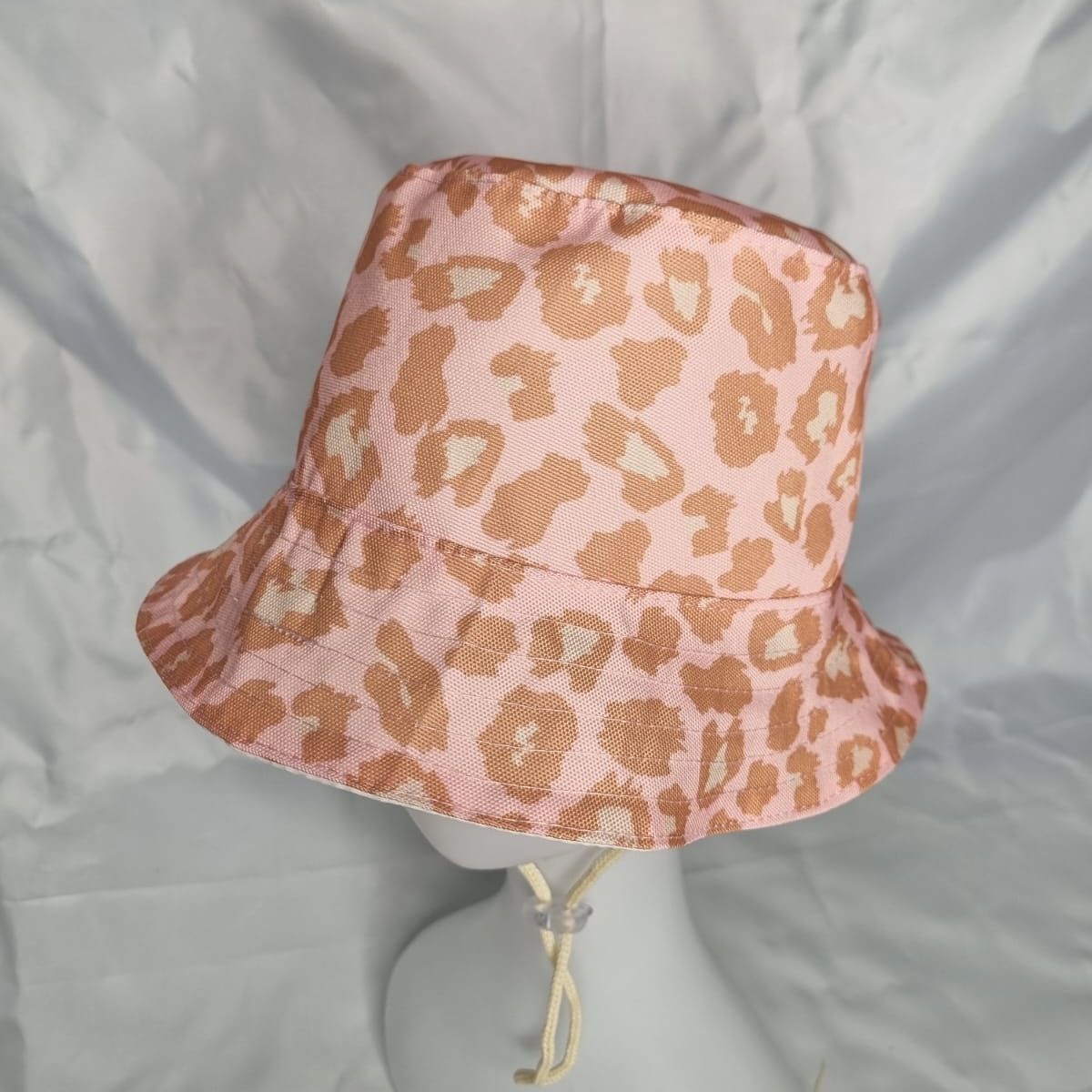 EL ESPACIO DE TOMMY - Gorro infantil Bucket Hat damasco animal print
