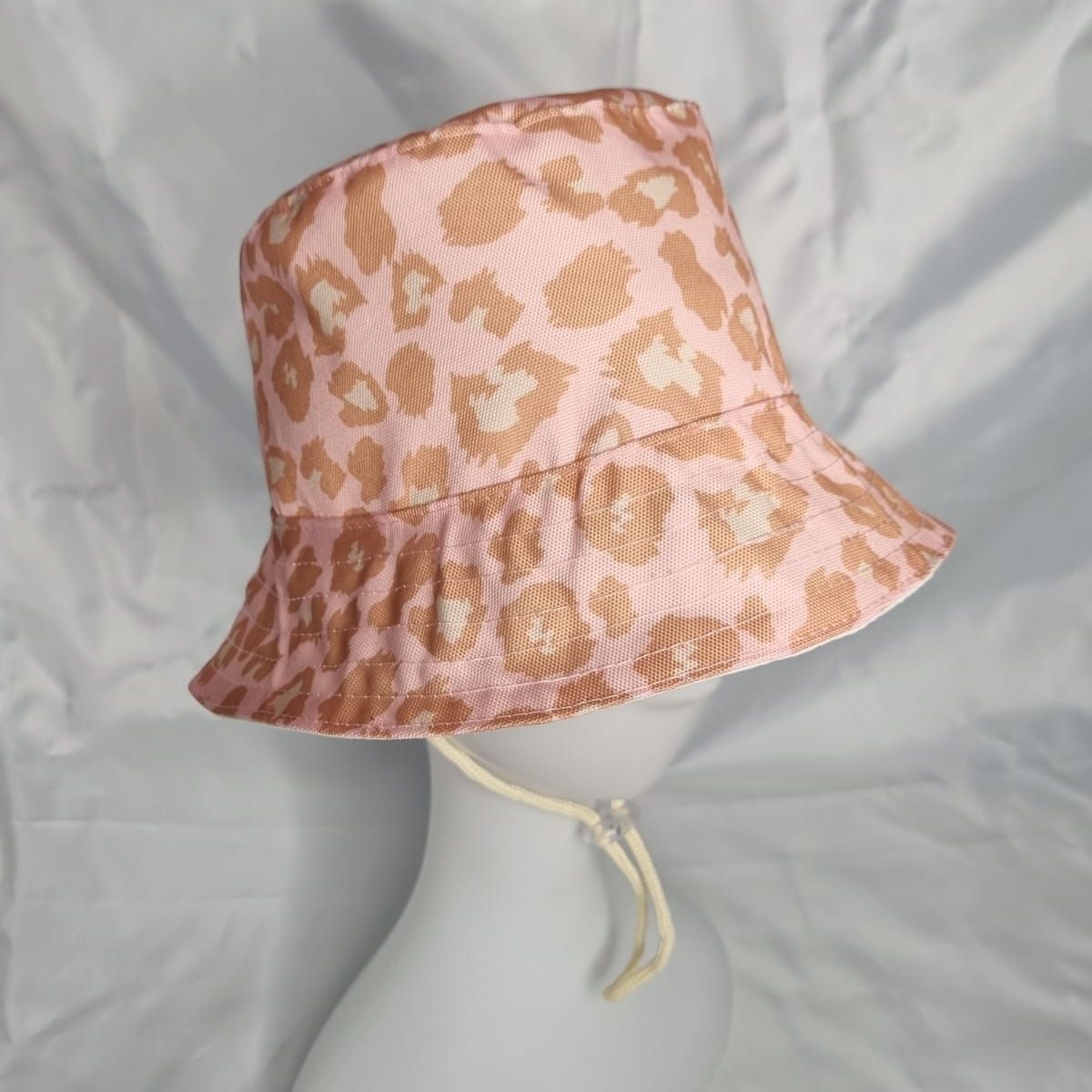 EL ESPACIO DE TOMMY - Gorro infantil Bucket Hat damasco animal print