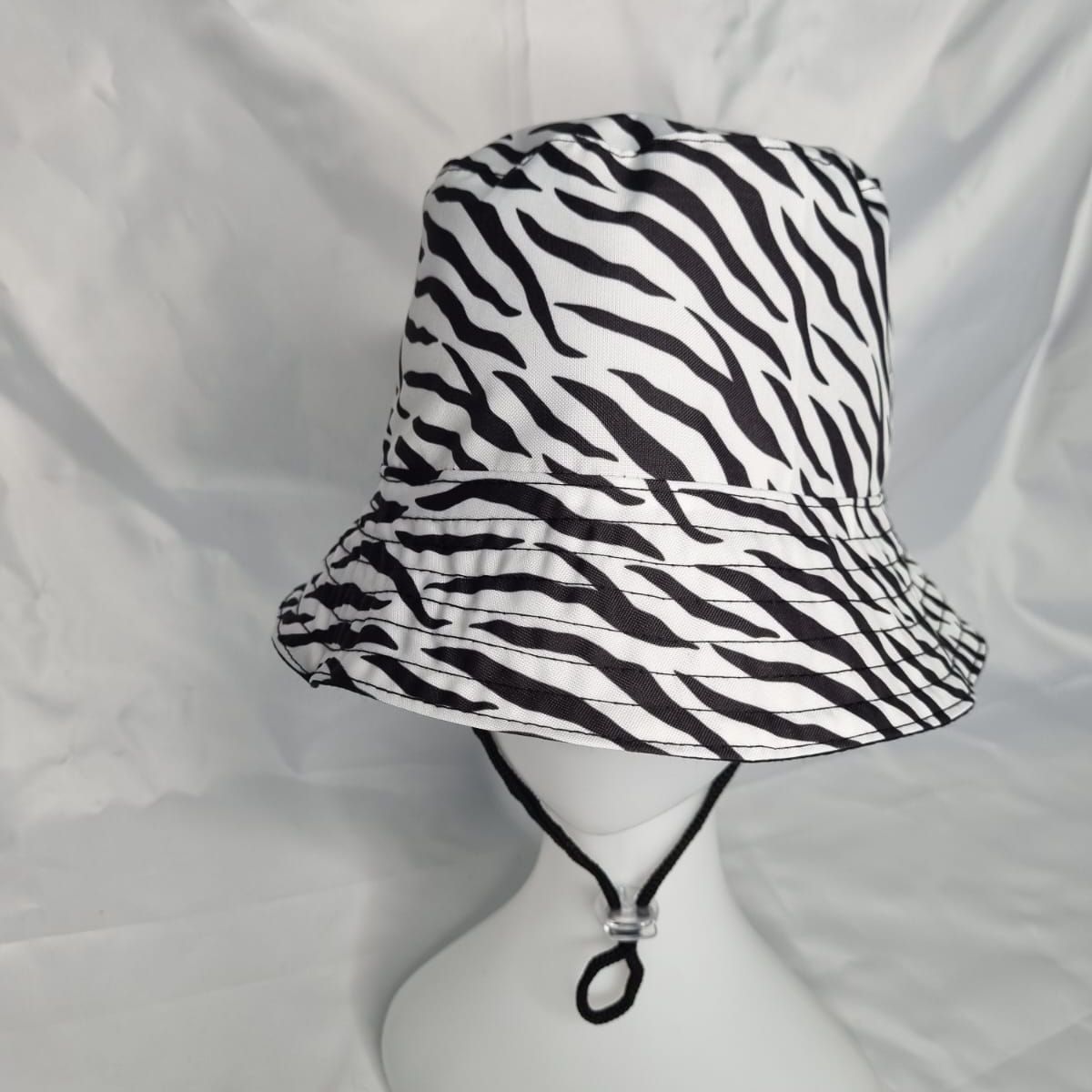 EL ESPACIO DE TOMMY - Gorro infantil Bucket Hat cebra blanco negro