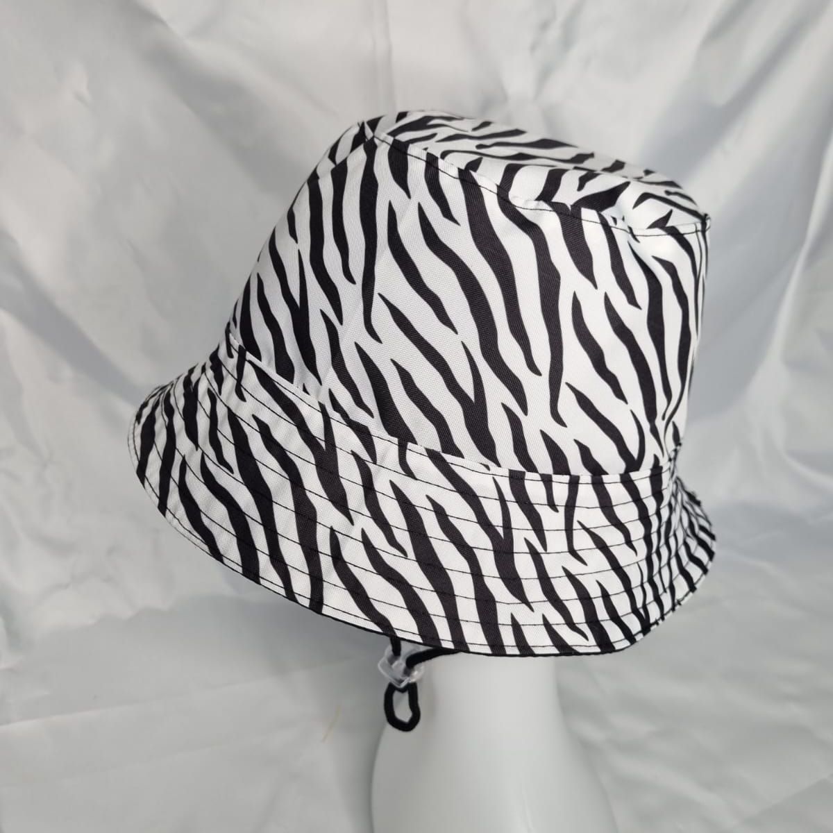 EL ESPACIO DE TOMMY - Gorro infantil Bucket Hat cebra blanco negro